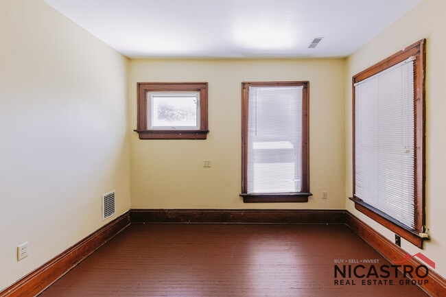 Building Photo - 182 E Lane Ave