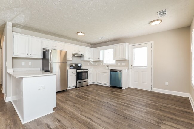 Building Photo - 812 Pine Hill Ct