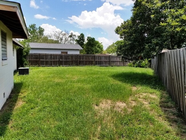 Building Photo - ~3/1~Sherman Ave~Cute home with fenced bac...