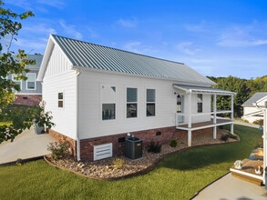 Building Photo - 219 Auttie Cir