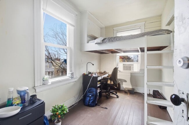 Building Photo - 2342 Stratford Ave