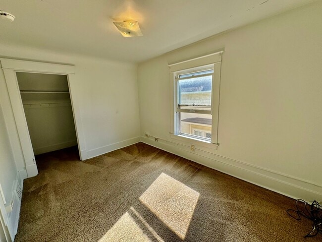 Building Photo - 4 Bedroom House Across from EMU! Available Fall 2026