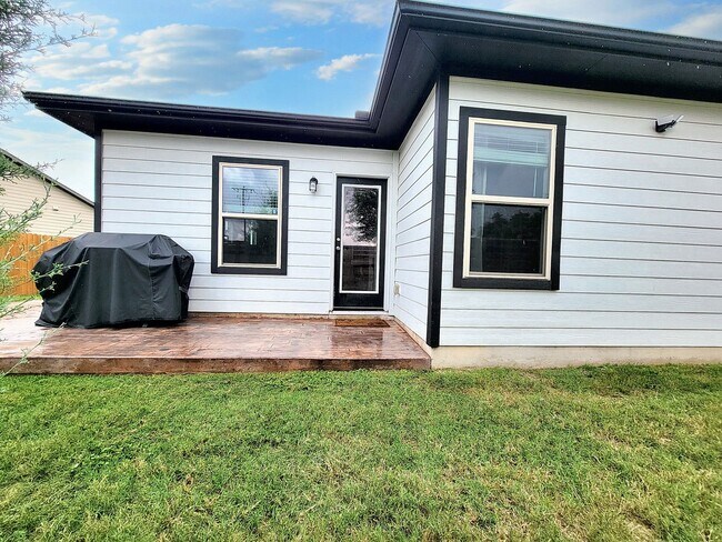 Building Photo - Comfortable One-Level 3BD/2BA with Natural...