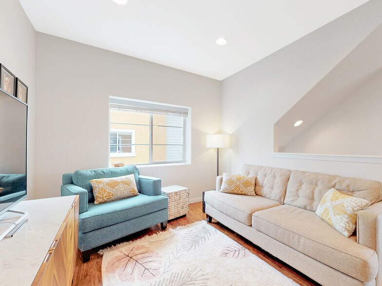 Building Photo - 955 Humbert Ave