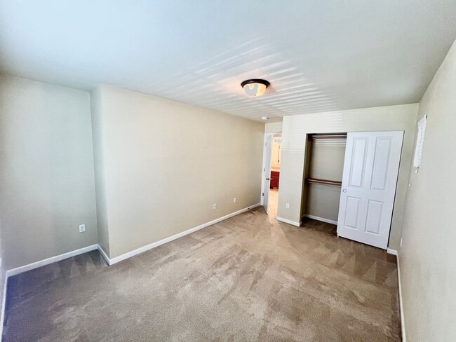 Building Photo - MOVE IN READY: 4bd 2.5ba 2,086 sq ft