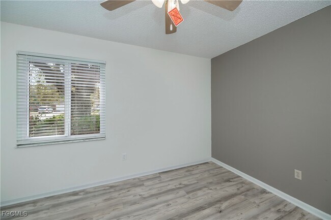 Building Photo - 4001 E Sunflower Cir