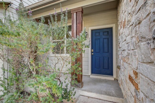 Building Photo - 512 Eberhart Ln