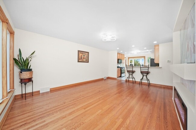 Building Photo - 1412 Balmoral Ave