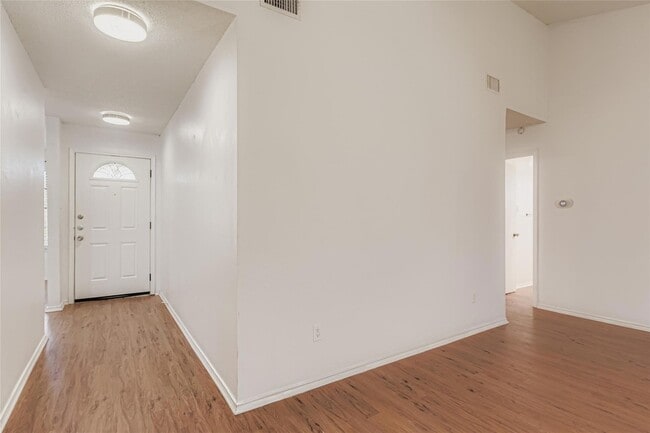 Building Photo - 9839 Briar Ridge Dr