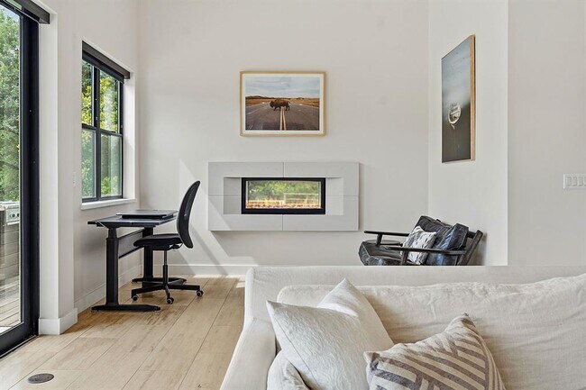 Building Photo - 3605 Robbins Rd