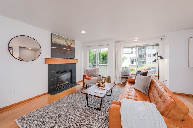 Building Photo - Greenwood Area Townhome!