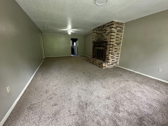 Building Photo - 2 bedroom duplex on the Eastside avail NOW!