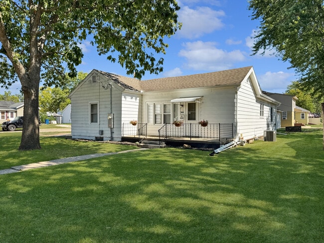 Primary Photo - 1028 Pine St