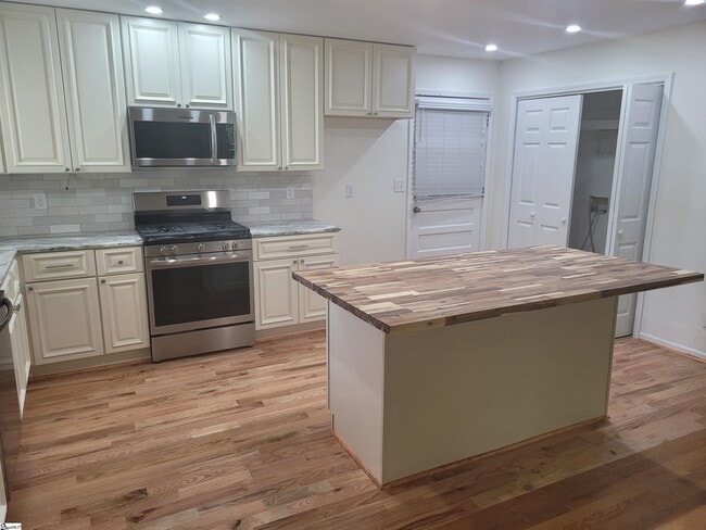 Building Photo - 100 Hunters Trail