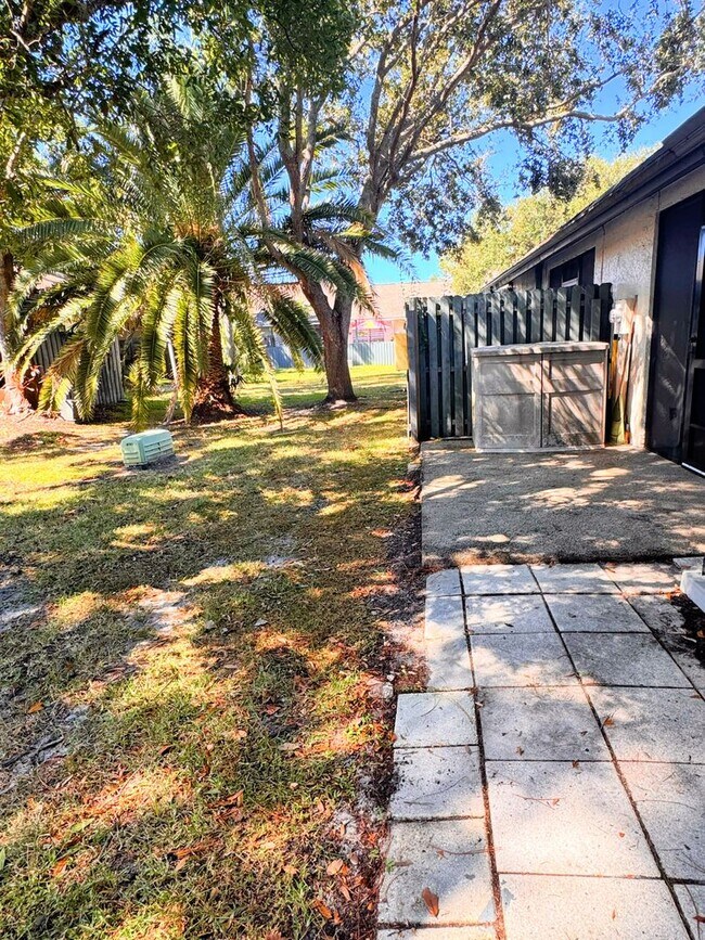 Building Photo - Welcome to Your Dream Home in the Heart of Largo!