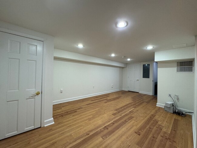 Building Photo - Charming 2 Bed 1 Bath Interior Townhome Wi...