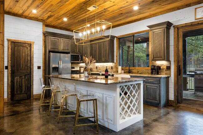 Building Photo - 222 Lost Creek Trl