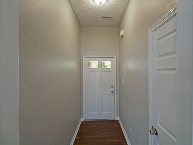 Building Photo - 3 BEDROOM, 2 BATH NEAR STATELINE RD AND ROSS RD