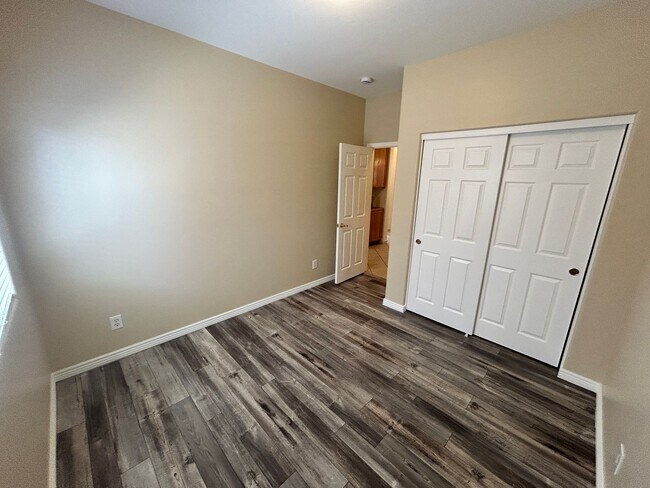 Building Photo - Move-In Special! Updated 3 Bed / 2bath Gilbert Home with New Paint, No Carpet and on the Course