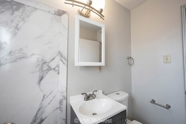 Building Photo - "Charming 2-Bed Gem with Gleaming Hardwood...