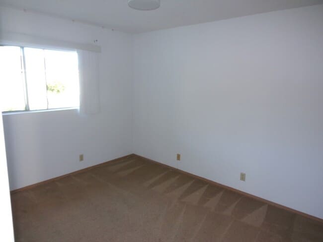 Building Photo - Mililani Parkway 2 Bedroom 1 Bath with 2 P...