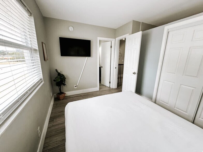 Building Photo - 50 Davie Blvd