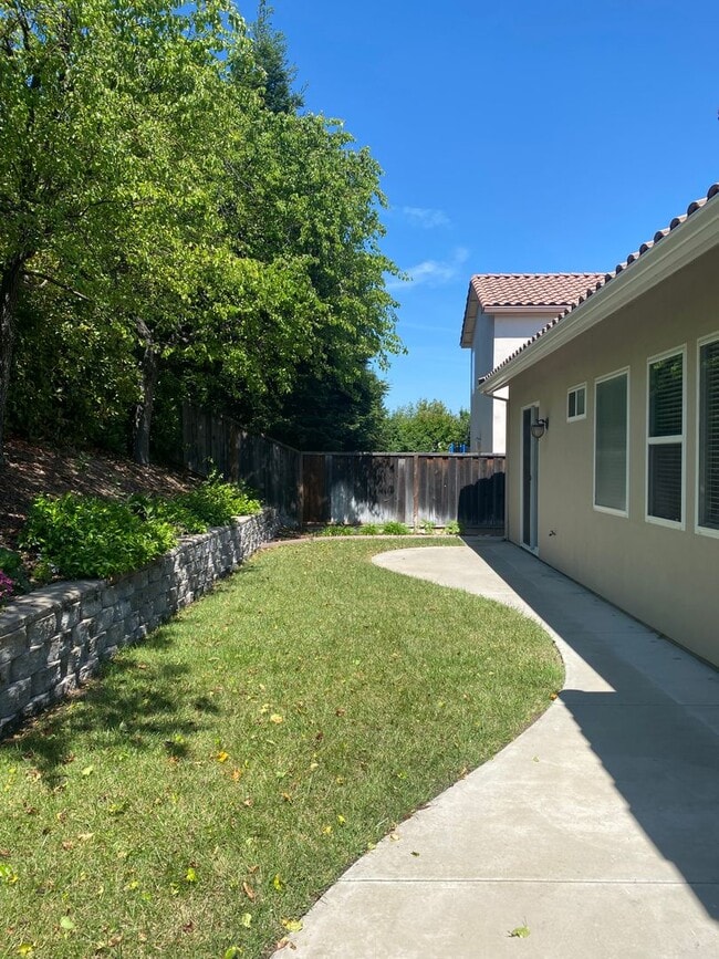 Building Photo - 4 bedroom in Paso Robles