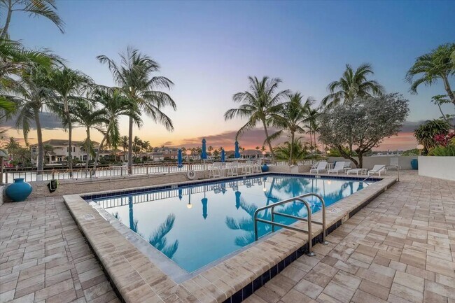 Building Photo - 1222 Hillsboro Mile