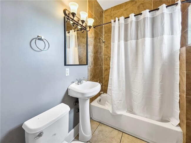 Building Photo - 1824 Allen St