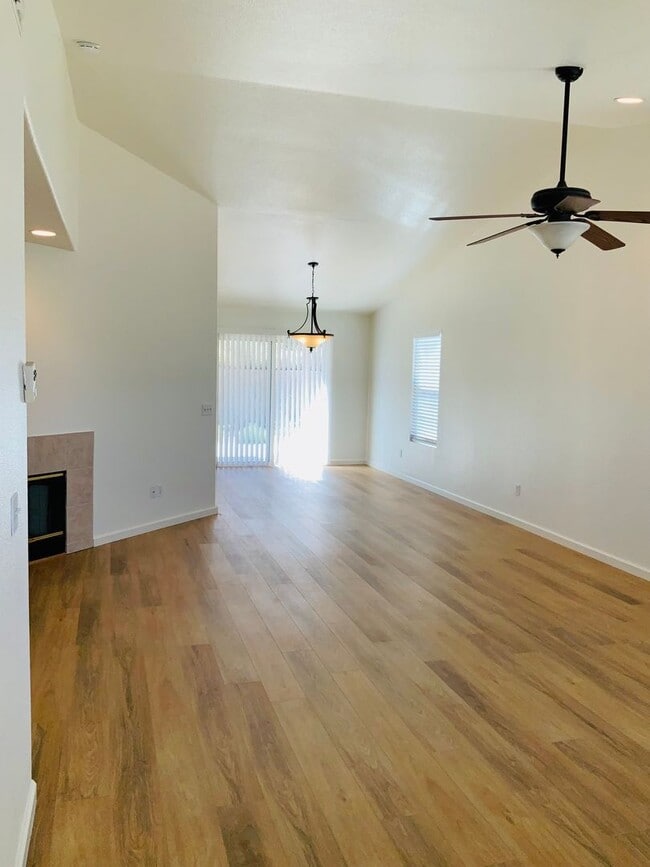 Building Photo - Quiet Home in Copper Hills located in a Cul-de-sac. **Do not distrub current tenant**