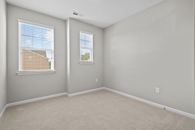 Building Photo - 1136 Commack Dr