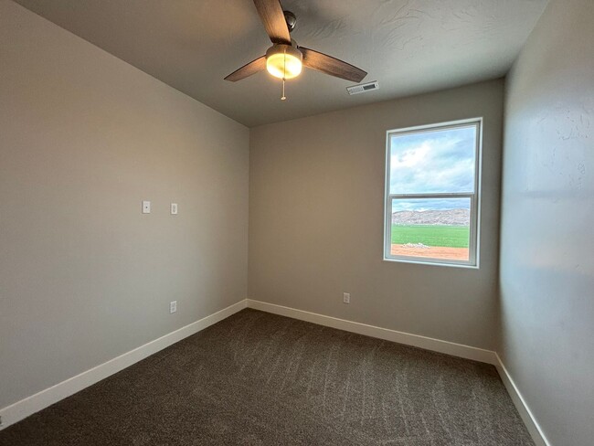 Building Photo - BRAND NEW SAND HOLLOW TOWNHOME FOR RENT!