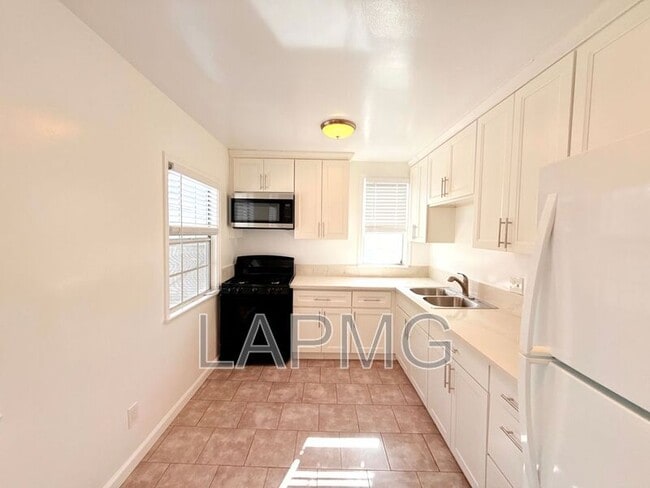 Building Photo - 4080-4084 Leimert Blvd