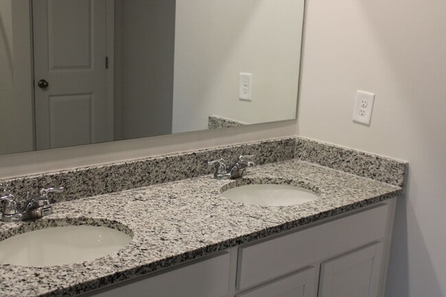 Building Photo - Stunning New Townhome in Aiken