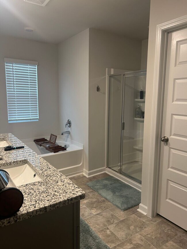 Building Photo - Beautiful 5 bedroom 2.5 bathroom new construction home