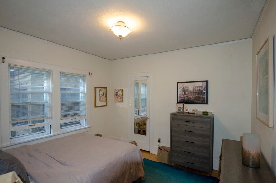 Bed Front - 4481 N Frederick Ave