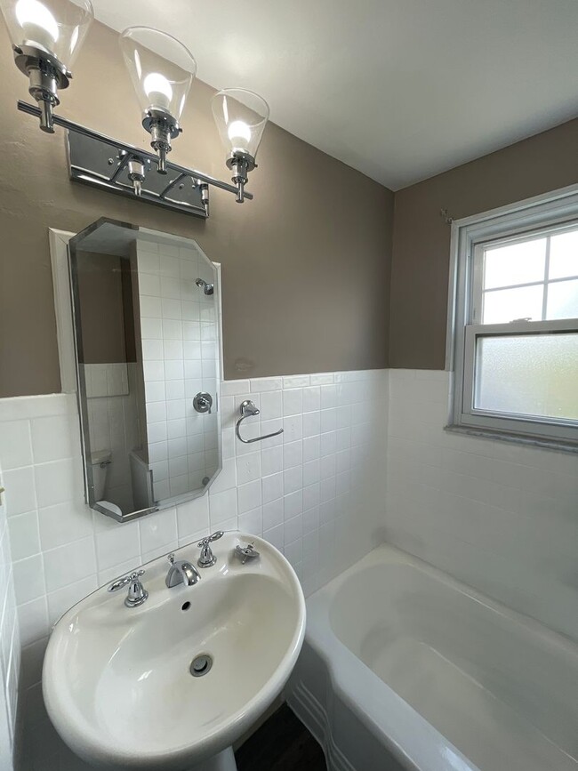 Building Photo - Beautifully renovated 5 bed 2 bath home re...