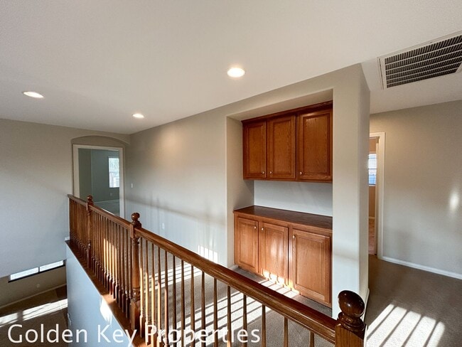 Building Photo - Beautiful Executive home located in the Ra...