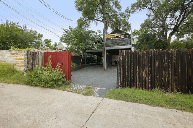 Building Photo - 1007 E 8th St
