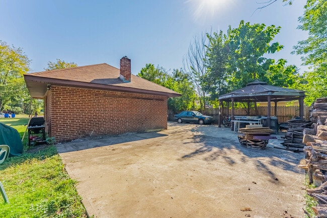 Building Photo - 32 S Monterey Ave