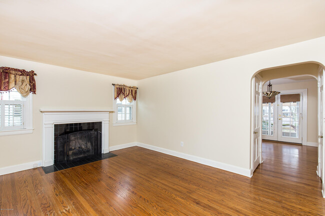 Building Photo - 4016 Hillsboro Rd