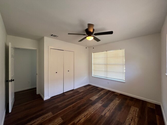 Building Photo - 1108 Reyes St