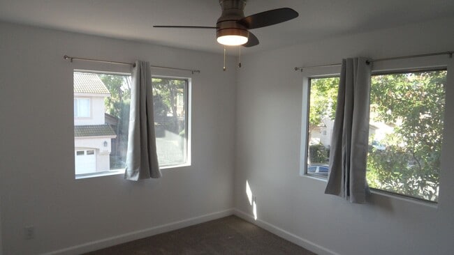 Building Photo - End-Unit 3BR 2.5BA Townhome w/ 2 Car Attached Garage