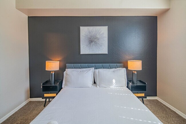 Building Photo - 1275 E University Dr