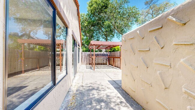 Building Photo - Bright and Beautiful 2 Bedroom 2 Full Bath...