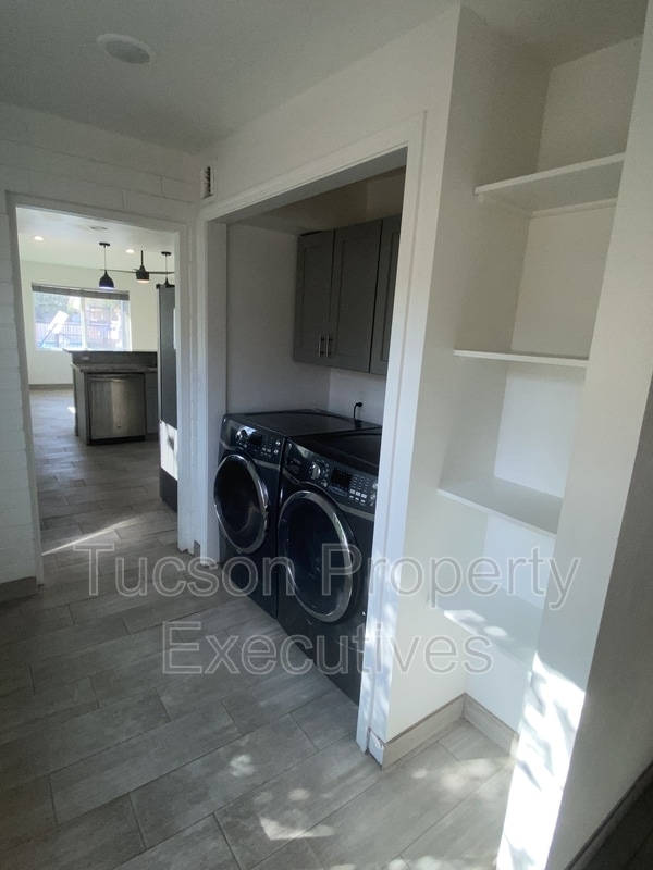 Building Photo - 1421 E Drachman St