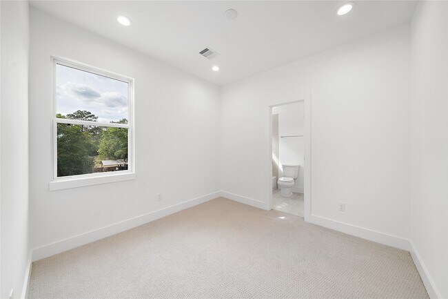 Building Photo - 420 Janisch Rd