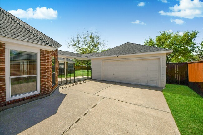 Building Photo - 2622 Stonebury Ln