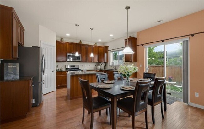 Building Photo - North facing 4-bedroom 2.5 bath house in B...