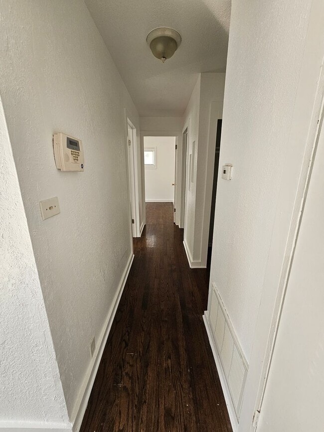 Building Photo - 4 bedroom 2 bath, must see inside!